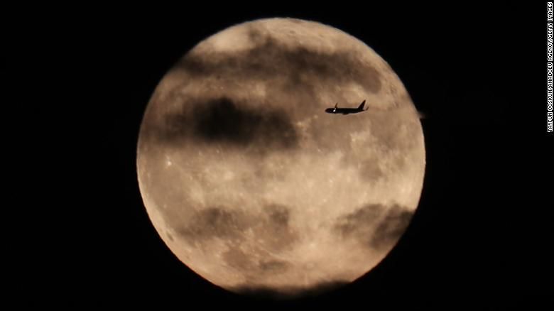 Mira brillar la luna de la cosecha esta noche, dos días antes del equinoccio de otoño