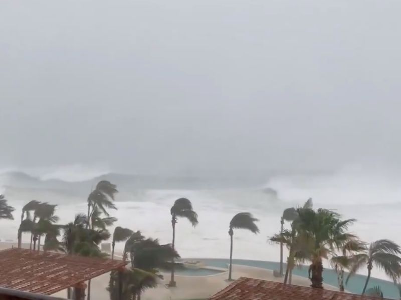‘Olaf’ baja a huracán categoría 1 y sale de BCS; bordea costa del estado