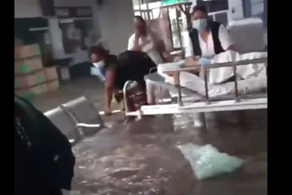 Se desborda río e inunda IMSS de Tula; reportan muertos