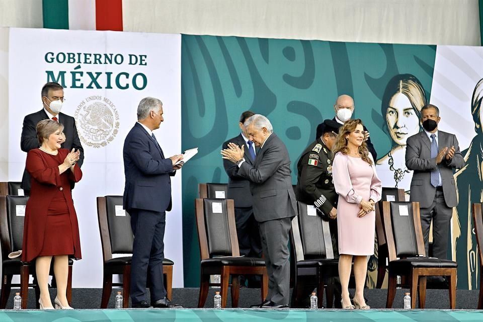 Demanda AMLO a EU quitar bloqueo a Cuba