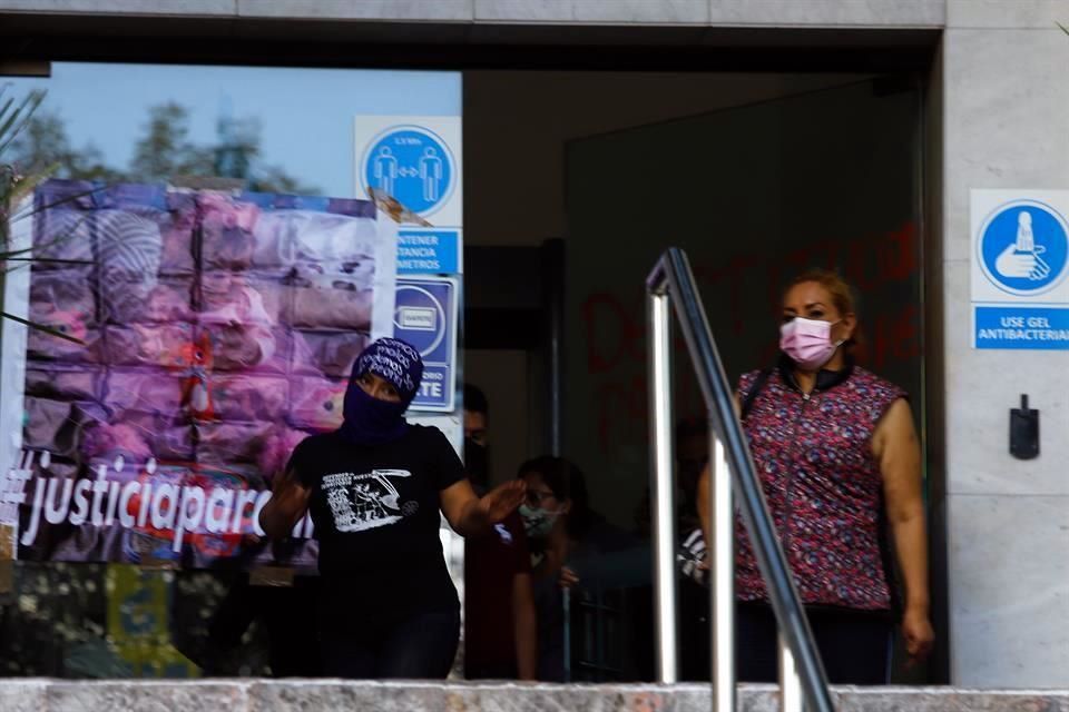 Toman encapuchadas inmueble de CNDH en Tlalpan