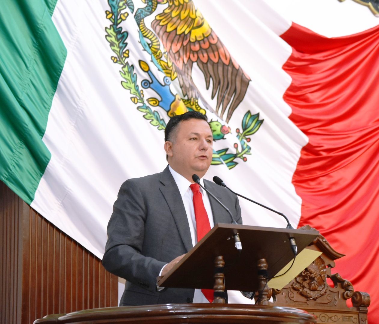 Pugna Chuma Montemayor por vacuna  Covid para menores de 18