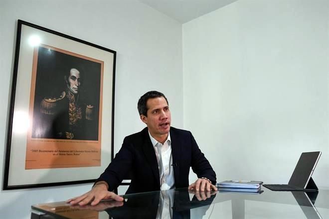 Busca Guaidó pactar elección en diálogo en México
