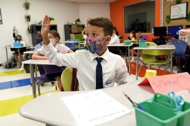 Frenan en Florida prohibición a cubrebocas en escuelas