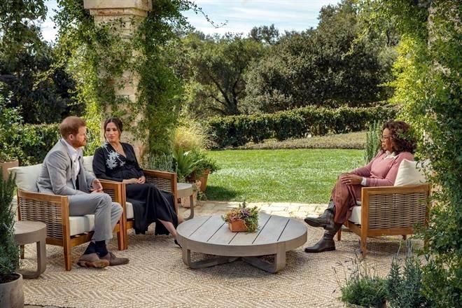 Abuchean a Príncipe Enrique y Meghan por charla