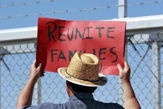 Ofrece EU residencia a migrantes separados por Trump