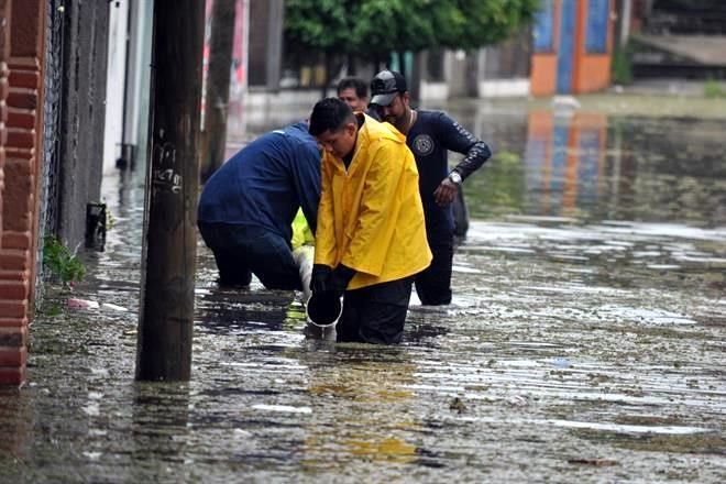 Se desborda Río Yautepec y provoca inundaciones en Morelos