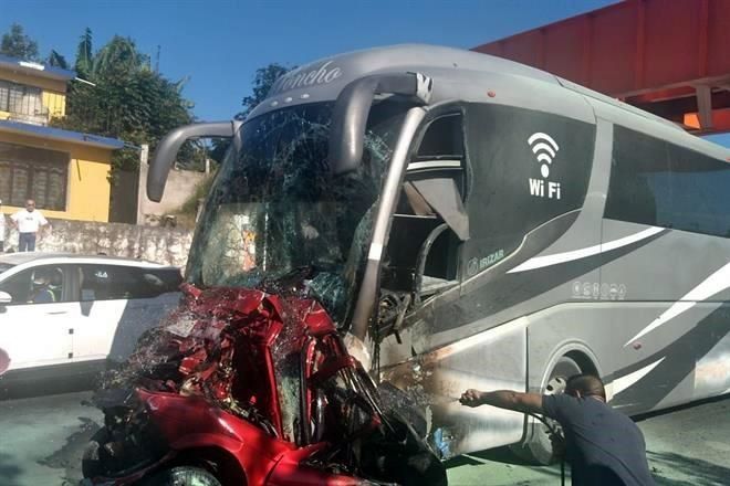 Deja carambola 2 muertos y 14 heridos en Veracruz