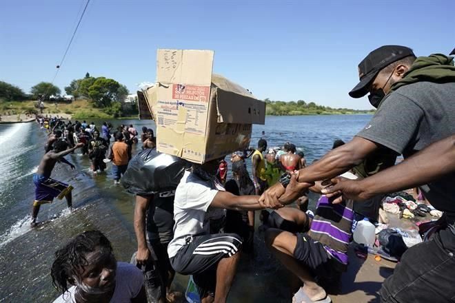 Liberan a migrantes haitianos dentro de EU