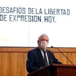 Insta Vargas Llosa a defender la democracia