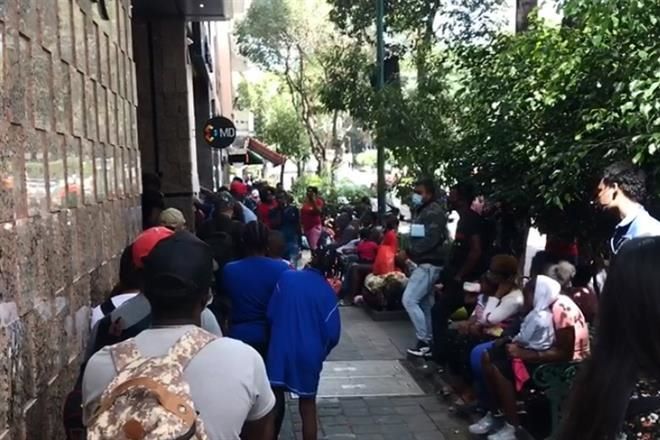 Saturan haitianos oficina en CDMX por asilo