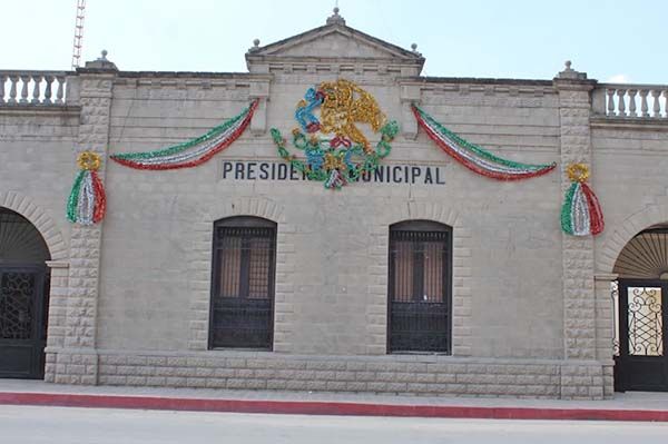 Luce Presidencia adornos patrios