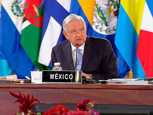 Pide AMLO sustituir ‘política de bloqueos’