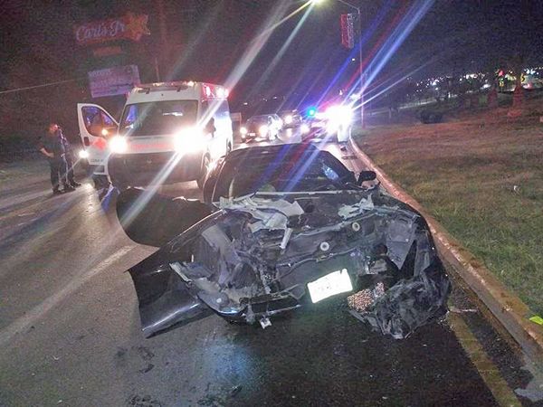 Ebrio destroza auto deportivo