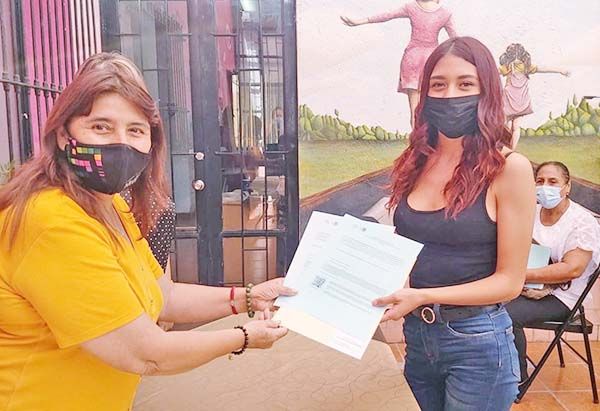 Entregan constancias por cursos de belleza
