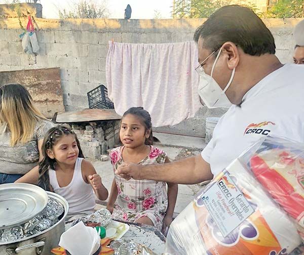 Entrega Oyervides apoyos alimentarios