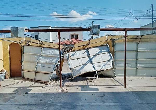 Se meta a vivienda con todo y vehículo