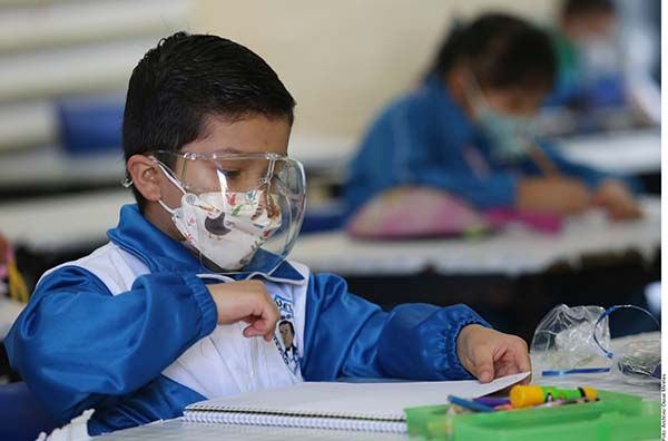 Detectan contagios de Covid-19 en escuelas de 4 estados