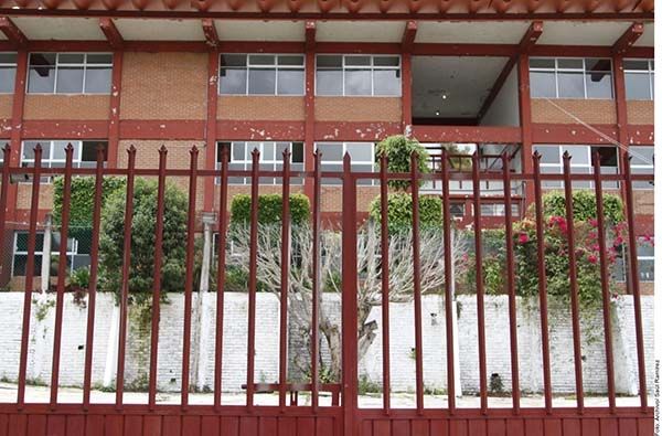 Piden gastar en escuelas y no sólo priorizar becas