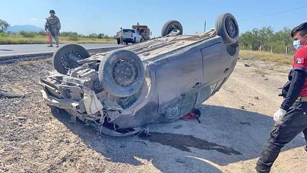 Vuelca su vehículo; se encuentra grave