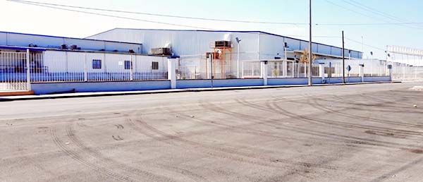 Pavimentan calles de zona industrial