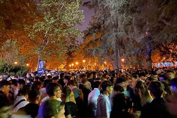 Fiesta con 25 mil personas en universidad de Madrid sin medidas sanitarias
