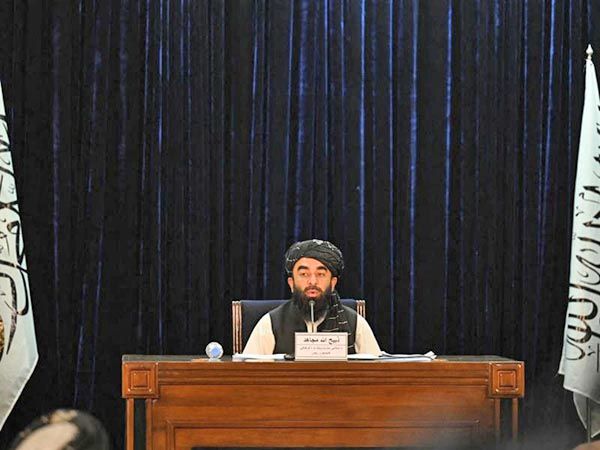 Talibanes presentan a líderes del futuro gobierno en Afganistán