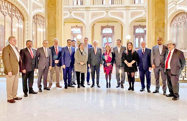 Se reúne senador con el secretario de la SCT