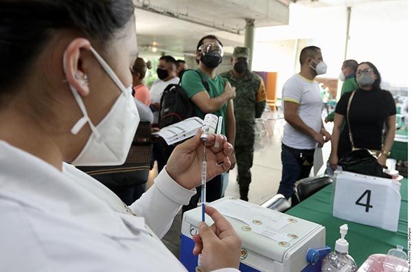 Empujan 4 jueces vacunación de niños