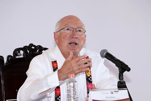 Ken Salazar a AMLO: EU busca hacer de Cuba un país democrático