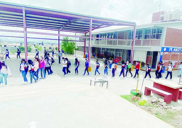 Reanudan clases en secundaria tras Covid