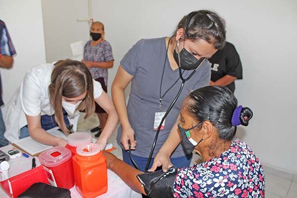 Realiza DIF brigada para adultos mayores