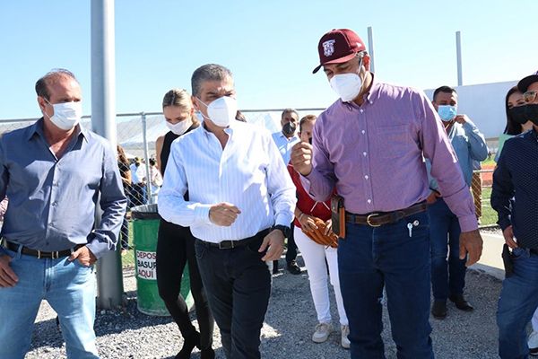Entrega Riquelme campo de béisbol