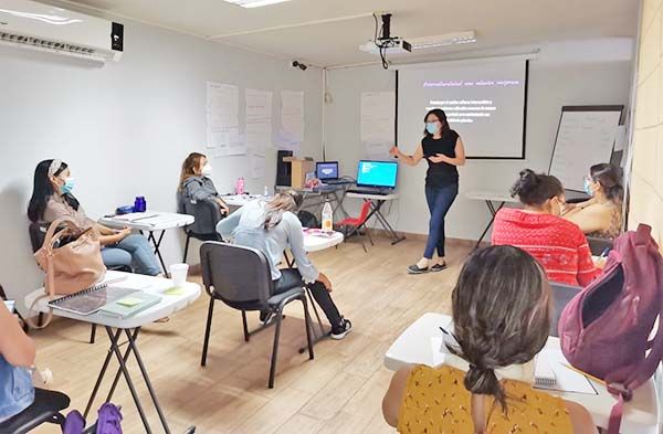 Promueven trato asertivo e inclusivo para mujeres
