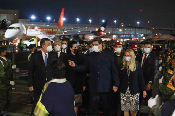 Nicolás Maduro llega a México