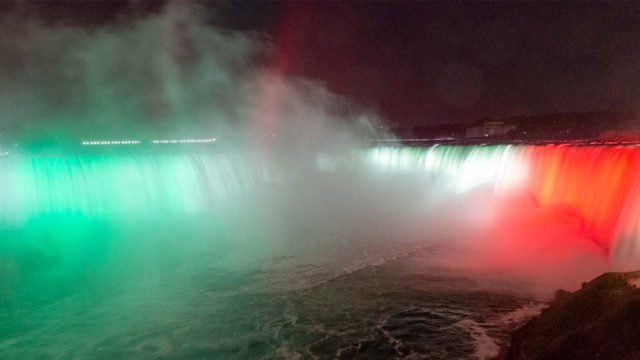 Cataratas del Niágara se tiñen de los colores de la bandera de México
