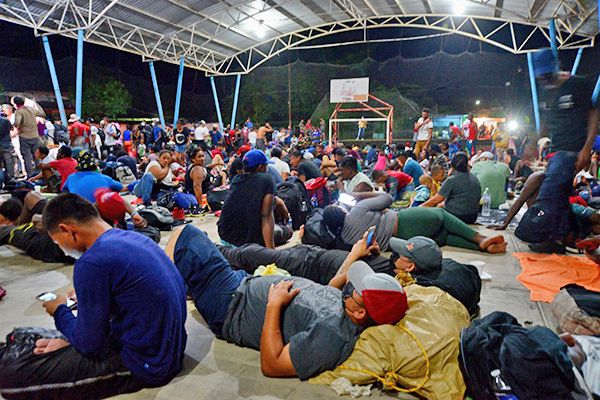 Desbordan migrantes frontera en Chiapas