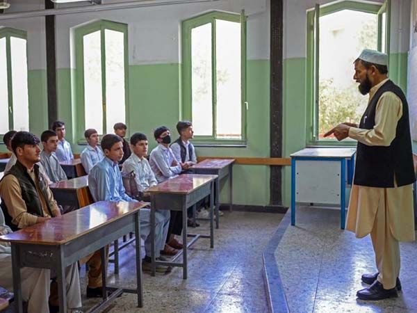 Reabren secundarias en Afganistán, pero sin niñas ni maestras