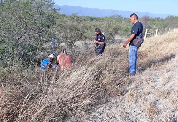 Vuela en moto y cae al arroyo
