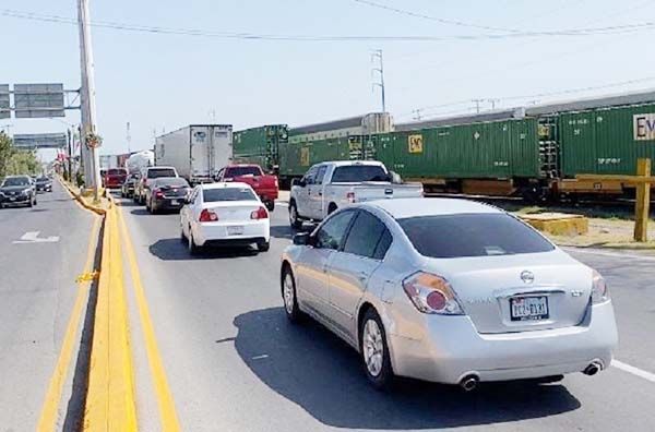 Regresan paisanos; cruzan a Eagle Pass