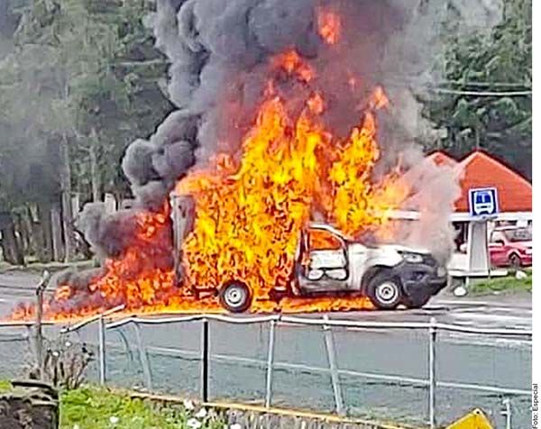 Incendian vehículos de reparto en Michoacán