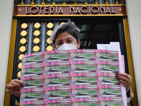 Anuncian ganadores de la rifa de las casas