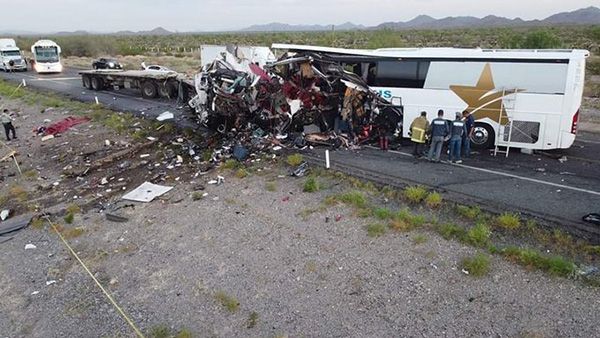 Choque de autobús y dos trailers deja 16 muertos en Sonora