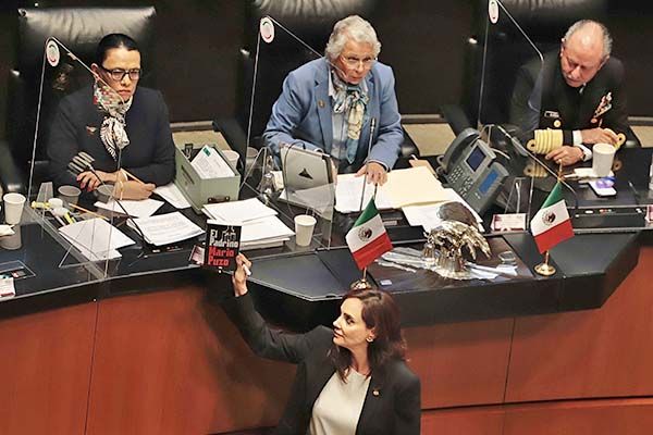 Lilly Téllez a 4T «regala» libro «El Padrino»