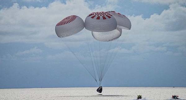 Regresa a Tierra primera misión civil de SpaceX