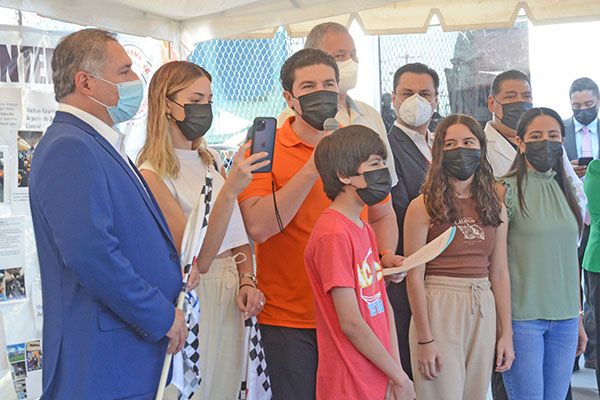 Menores de NL viajan a Texas a vacunarse