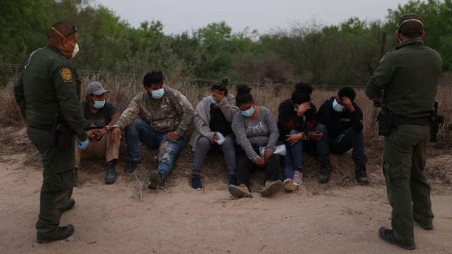 Demócratas proponen regularizar a 8 millones de indocumentados en EU