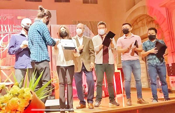 Premian a ganadores de Guitarra de México