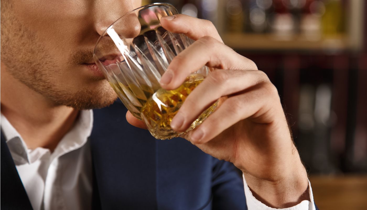 ¿Por qué beber alcohol aumenta el riesgo de cáncer?