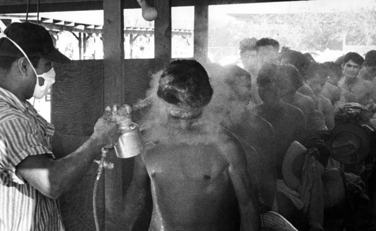 «Un momento atroz»; imágenes sobre la «desinfección» de migrantes mexicanos en EU hace más de 50 años